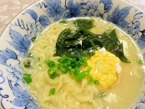 わかめとかた茹で卵の即席ラーメン